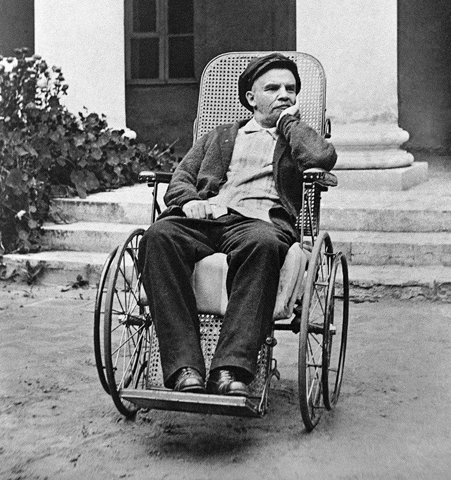 Wladimir Lenin im Rollstuhl im Gorki-Anwesen, 1923