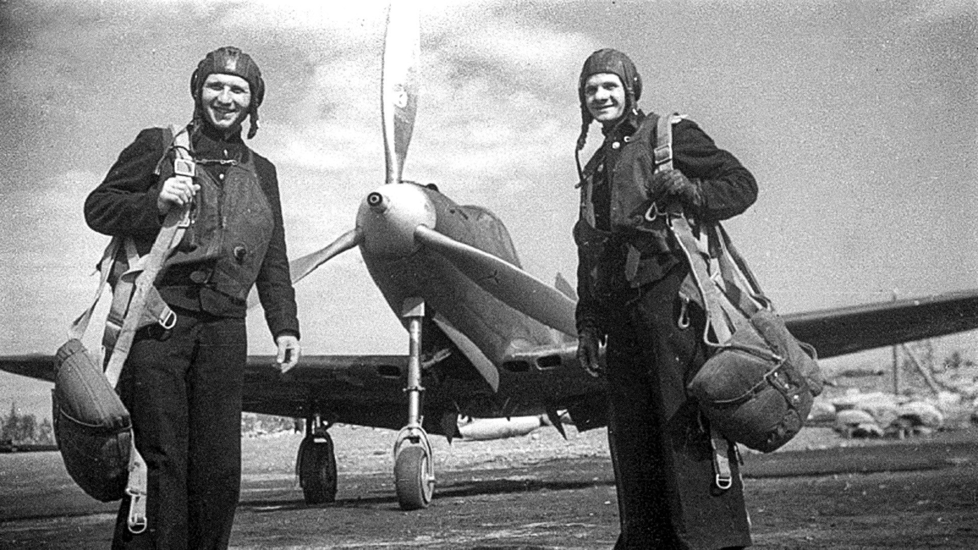 北方艦隊空軍の親衛隊第二戦闘航空団のパイロット、イワン・グルダコフ（左側）とニコライ・ディデェンコはP-39の前に