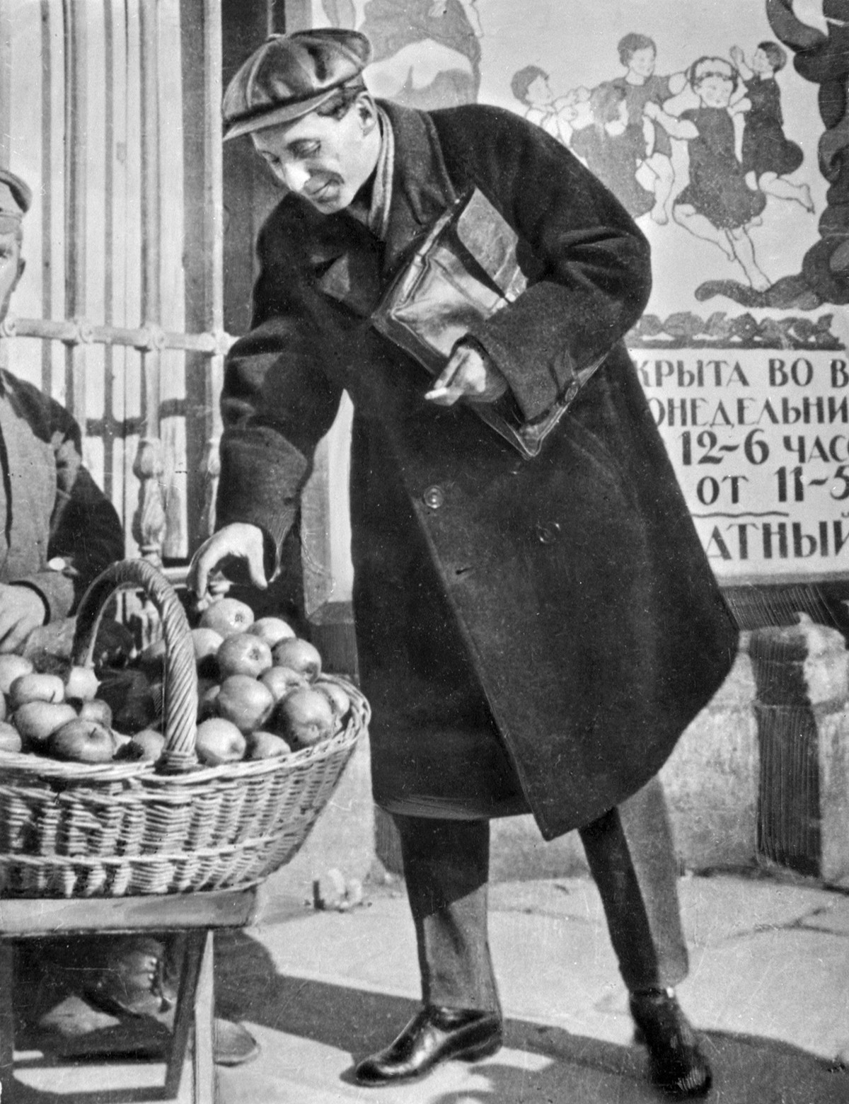 Mikhaïl Zochtchenko choisit des pommes 