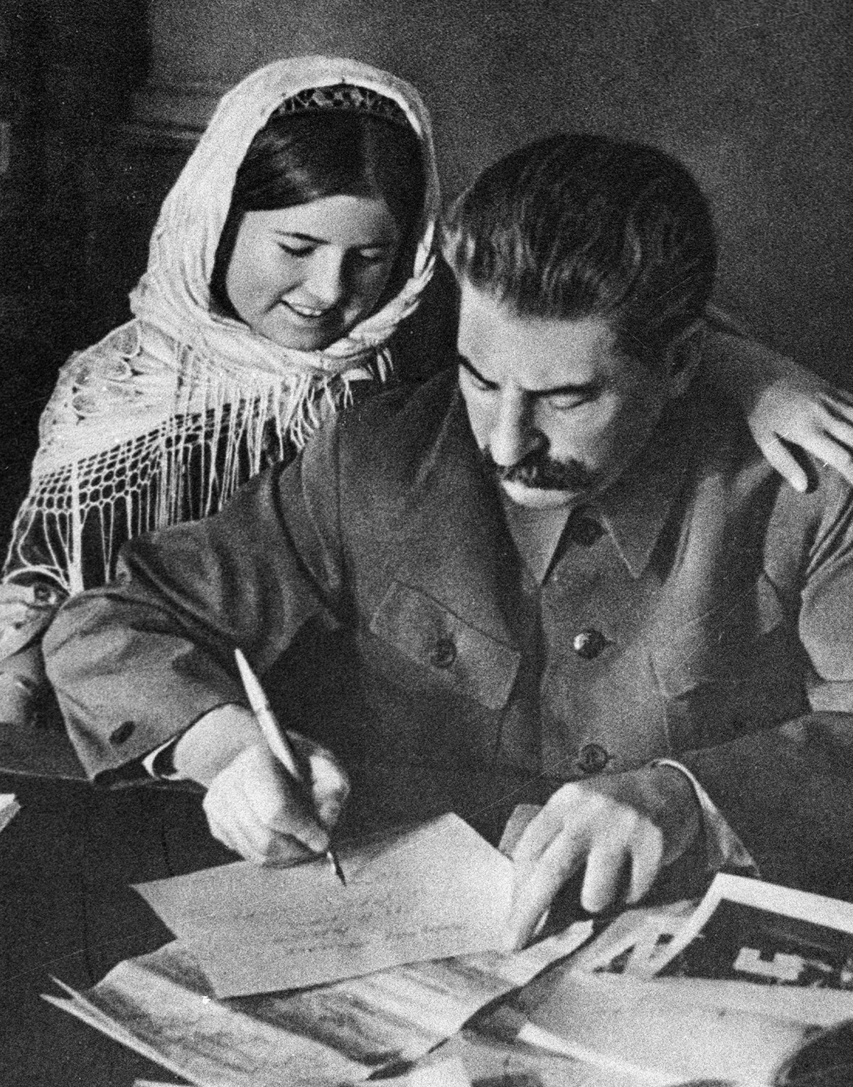 Joseph Staline et une fille tadjike qui s'est ditinguée pendant les récoltes du coton. 
