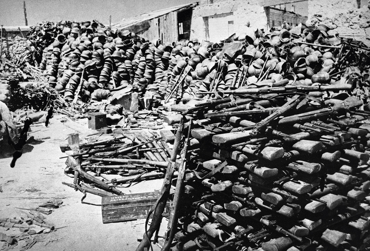 Casques et armes restés après que les troupes nazies ont été écrasées dans la région de Sébastopol.