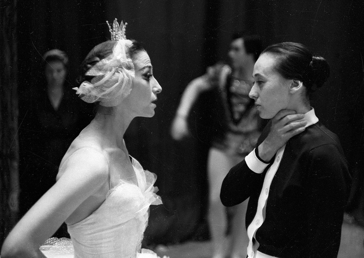 La grande danseuse de ballet Maïa Plissetskaïa (à gauche)