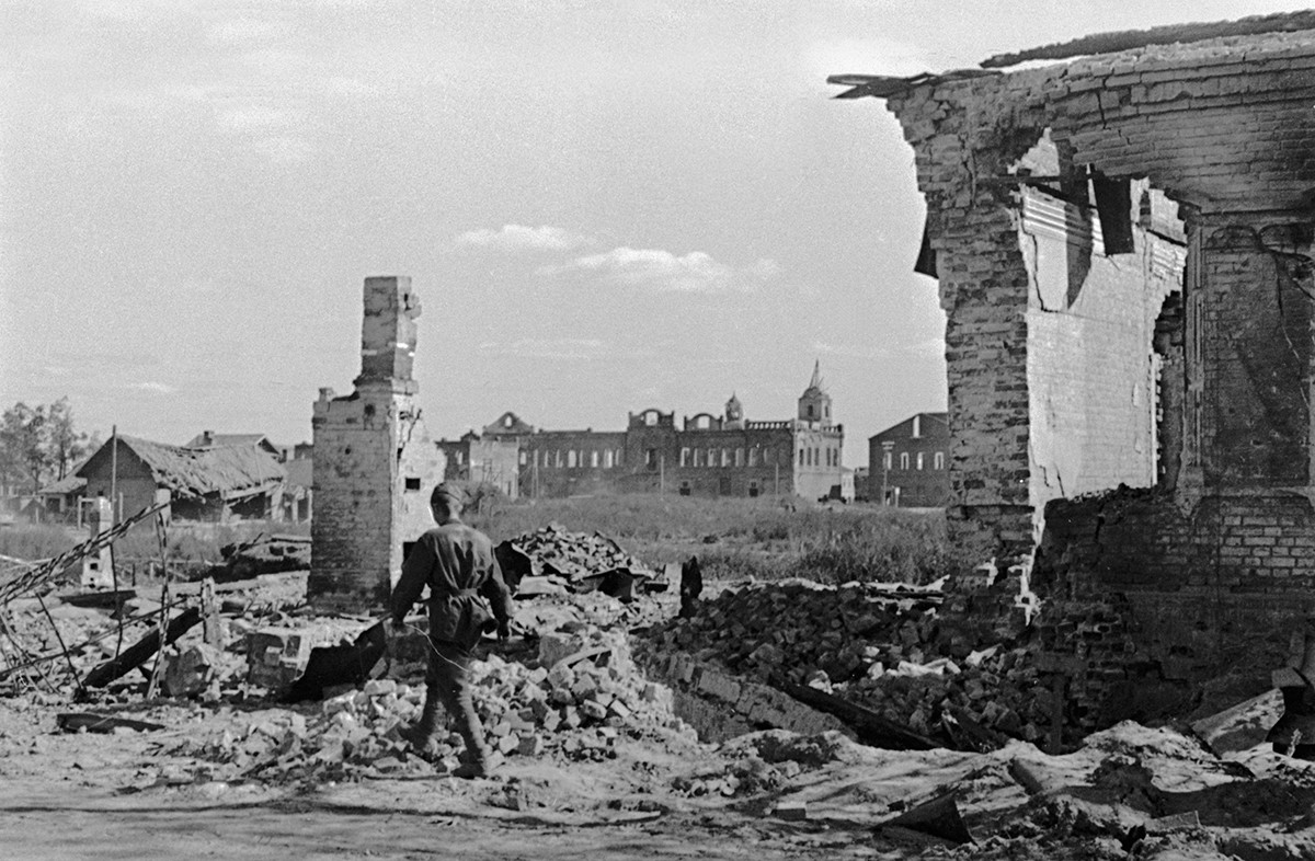 Un soldato sovietico cammina sulle rovine di Rzhev, dopo la liberazione dall'invasione nazista 