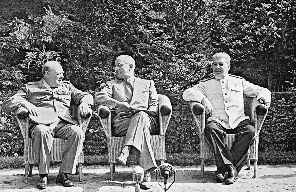 Il primo ministro britannico Winston Churchill, il presidente degli Stati Uniti Harry S. Truman e il leader sovietico Joseph Stalin