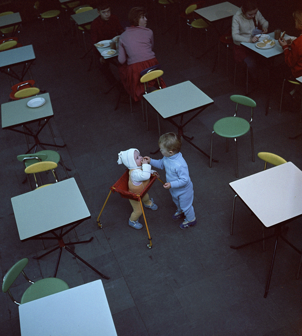 Bambini in una caffetteria di Mosca