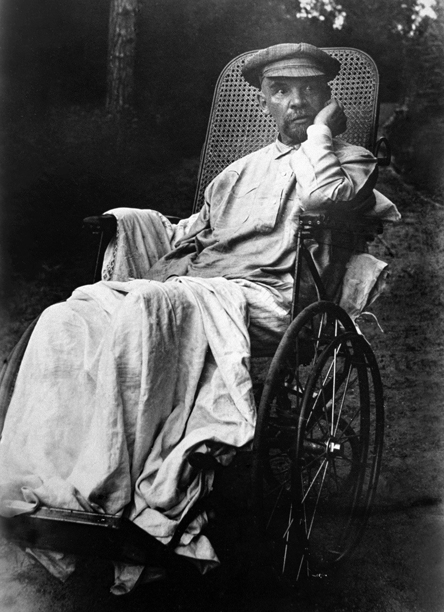 Vladimir Lenin su una sedia a rotelle nella tenuta Gorkij, visibilmente colpito dalla malattia. Luglio-agosto, 1923. Questa è una delle ultime foto del leader sovietico