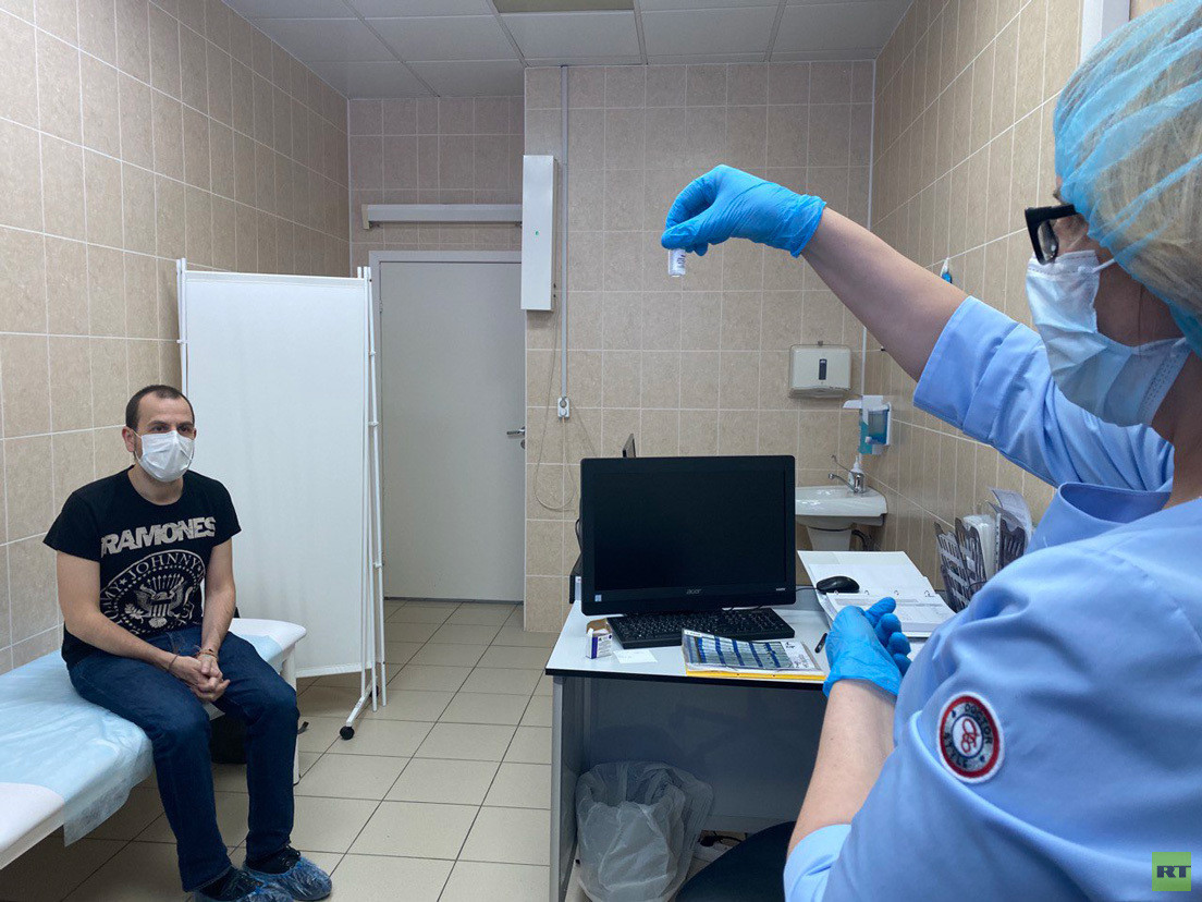 Carlos Moraga recibe la primera dosis de la vacuna Sputnik V. Moscú, 27 de septiembre de 2020.