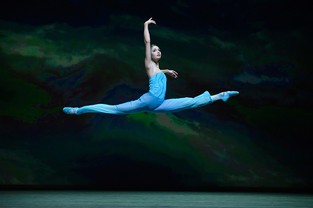 Aljona Kowaljowa in der Premiere des Einakter-Balletts „Die neunte Woge“.