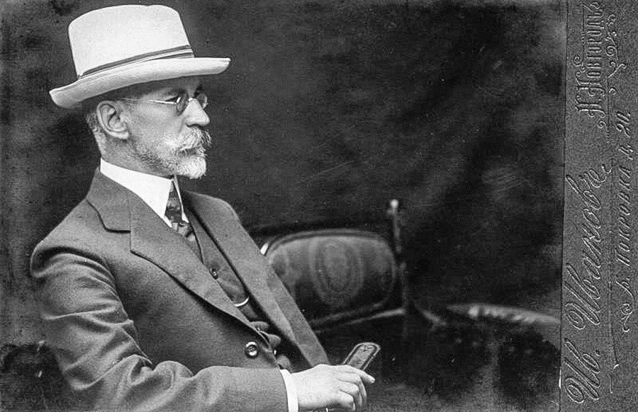 白い帽子をかぶった老紳士の肖像画。ニジニ・ノヴゴロド、1900年代