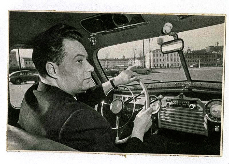 自動車「ポベダ」を運転する作曲家ニコライ・オゼロフ、1950年代