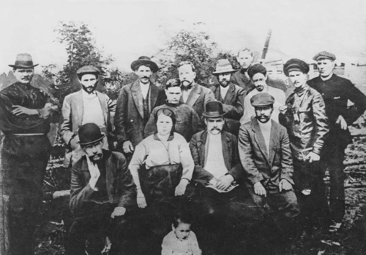 ヨシフ・ジュガシヴィリはボリシェヴィキの革命家たちと一緒に、1915年。ジュガシヴィリは立っている方の中で3番目。