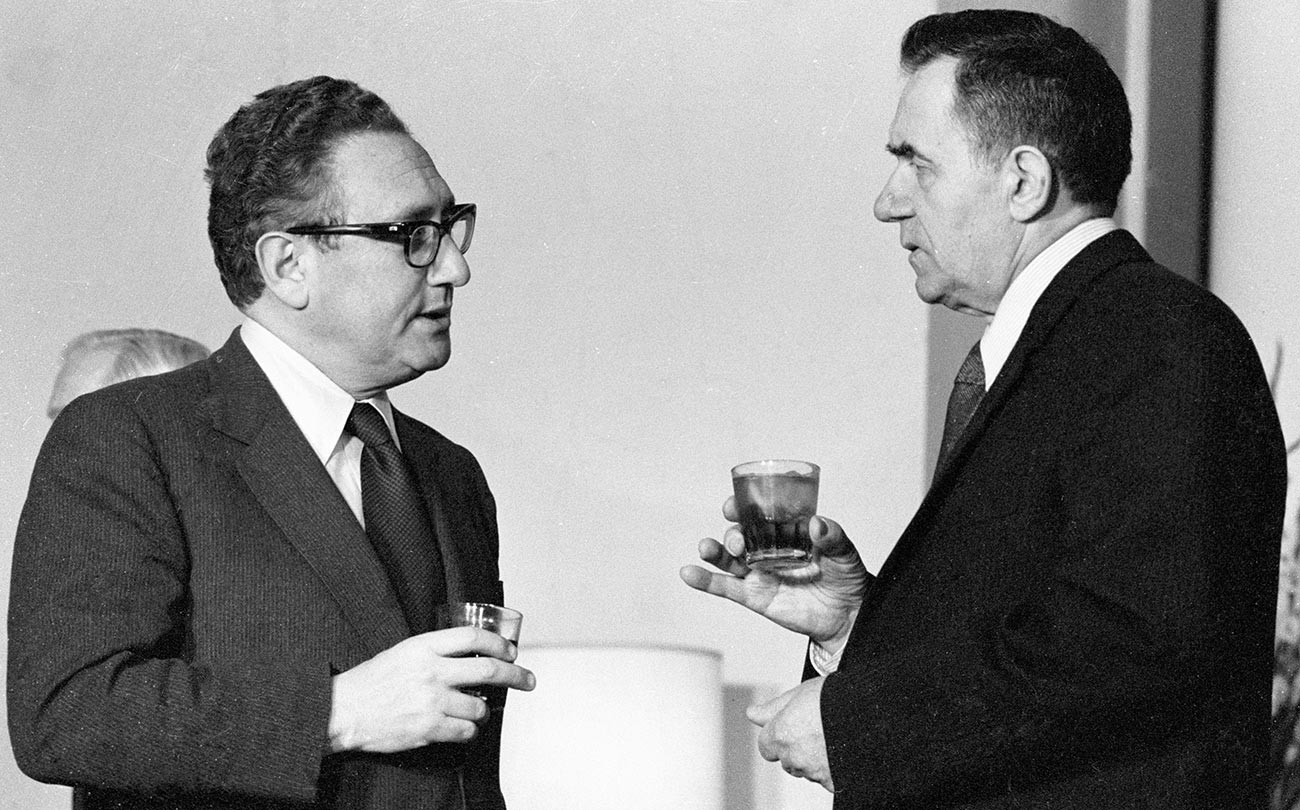 Il segretario di Stato americano Henry Kissinger (a sinistra) e il ministro degli Esteri dell'URSS Andrej Gromyko (a destra)