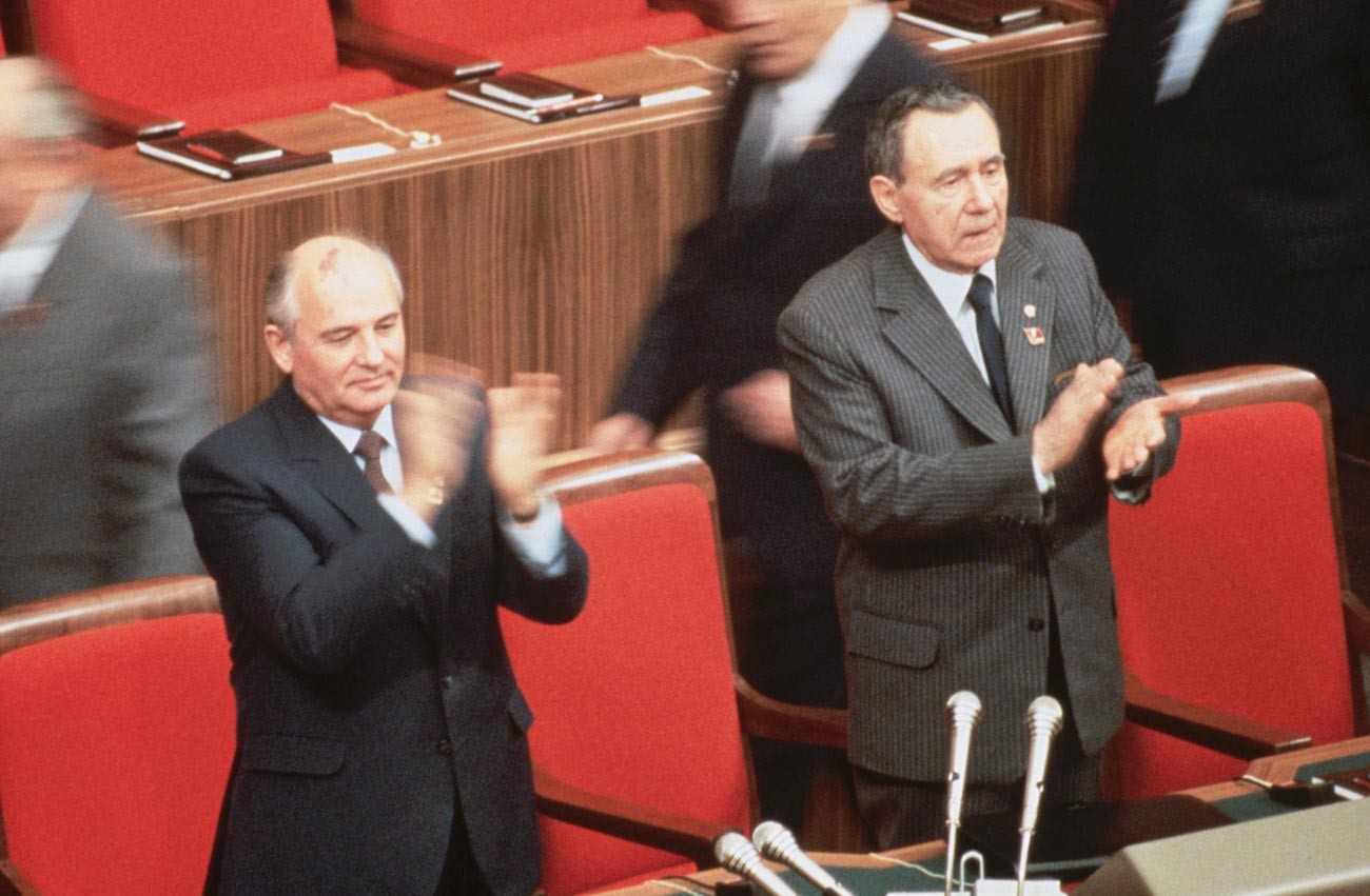 Mikhail Gorbaciov e Andrej Gromyko durante il plenum del Comitato centrale sovietico nel 1987