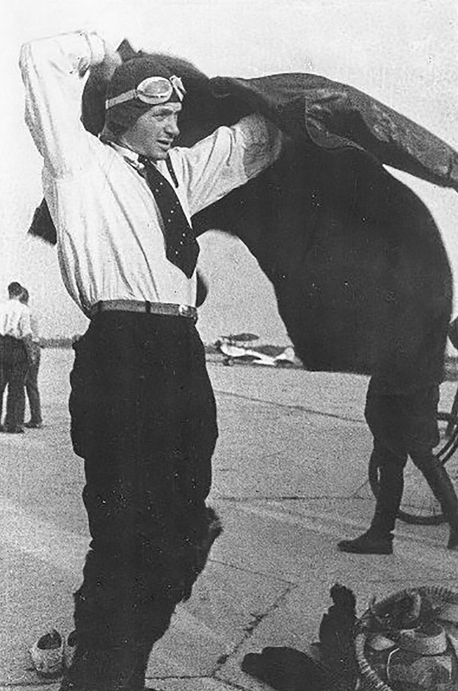 Il pilota Vladimir Kokkinaki prima del decollo, 1930 circa
