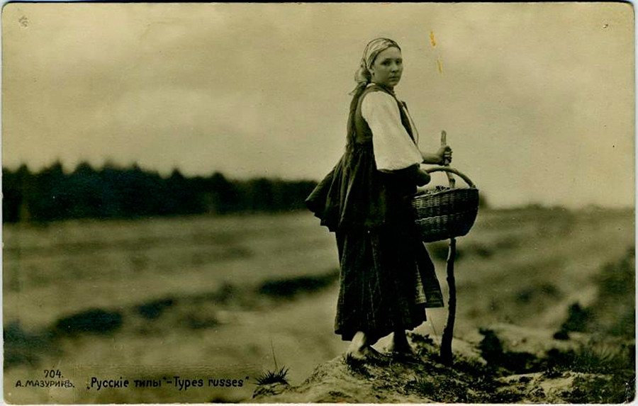 Девушка с корзинкой, начало 20 века.