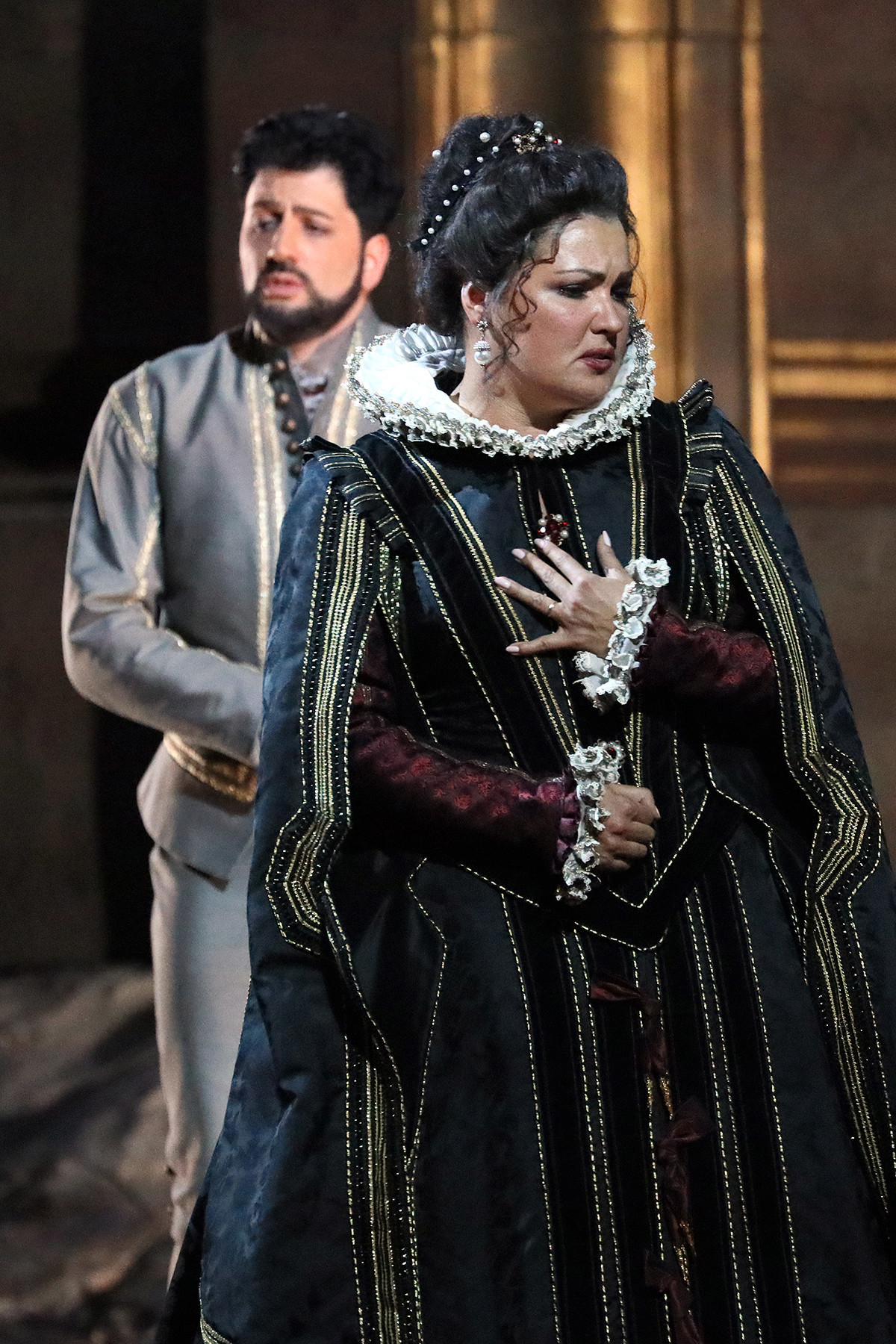 Anna Netrebko y Yusif Eivazov en la ópera Don Carlos