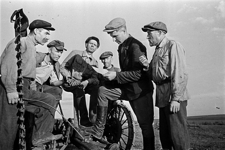 Le paysan Daniil Zernov avec ses co-villageois durant la Seconde Guerre mondiale, 1943

