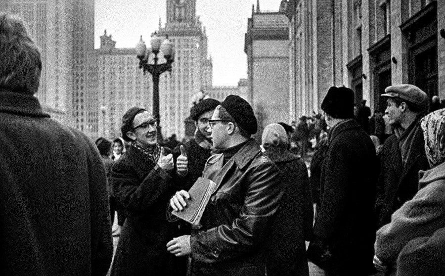 Студенты Московского Университета играют в «Отгадай, кто?», 1960-е