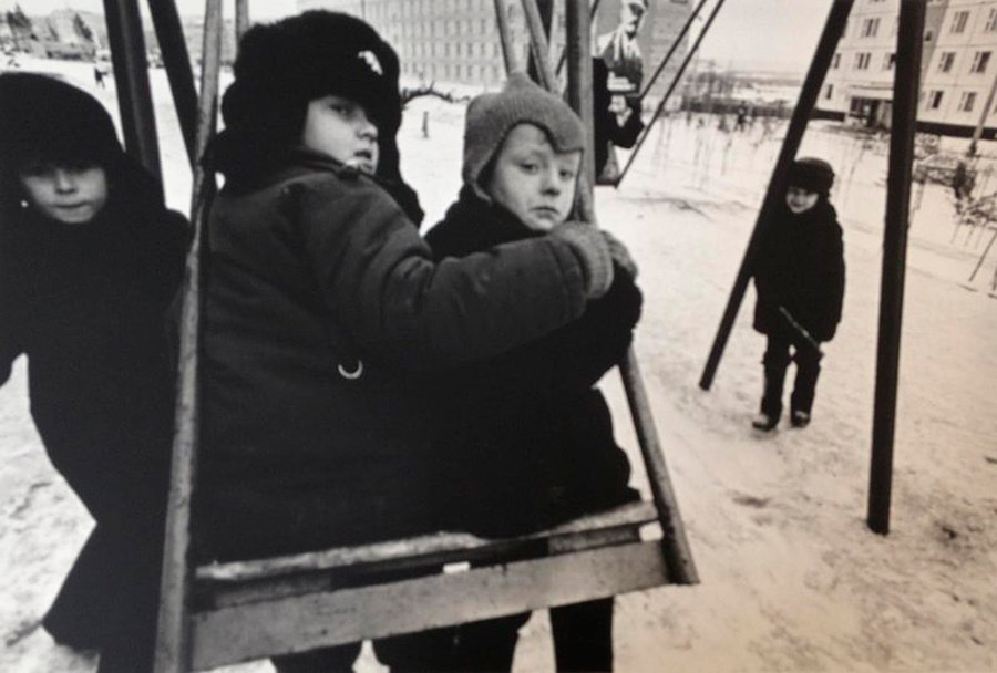 Giocando sull'altalena, 1970