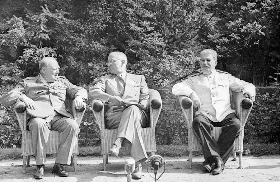 Потсдамская конференция, слева направо: Уинстон Черчилль, Гарри Трумэн, Иосиф Сталин, 17 июля 1945  
