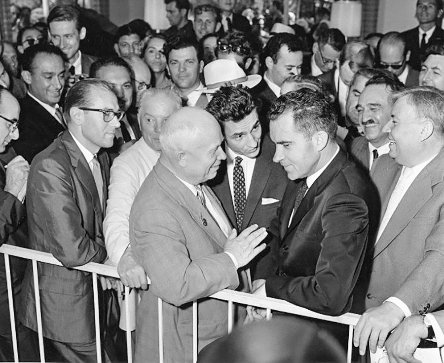 Первый секретарь ЦК КПСС Никита Хрущев и вице-президент США Ричард Никсон на Американской национальной выставке в Москве, 24 июля 1959