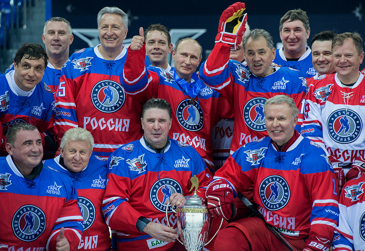 Vladimir Putin festeggia con i compagni di squadra, 7 ottobre 2015