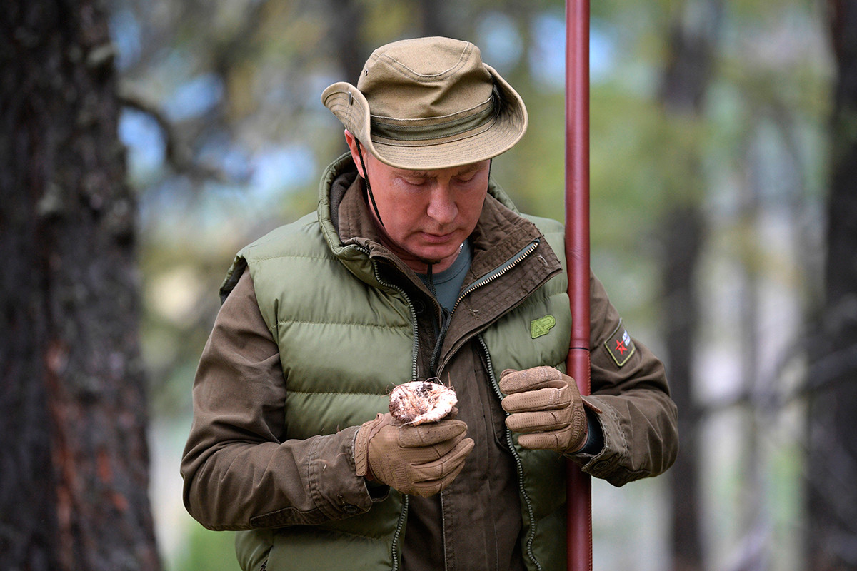 Putin saat berjalan-jalan di taiga, Siberia, 7 Oktober 2019. 