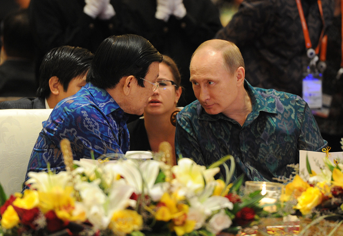 Presiden Rusia Vladimir Putin (kanan) berbincang dengan Presiden Republik Rakyat Tiongkok XI Jinping pada KTT APEC, Bali, 2013.