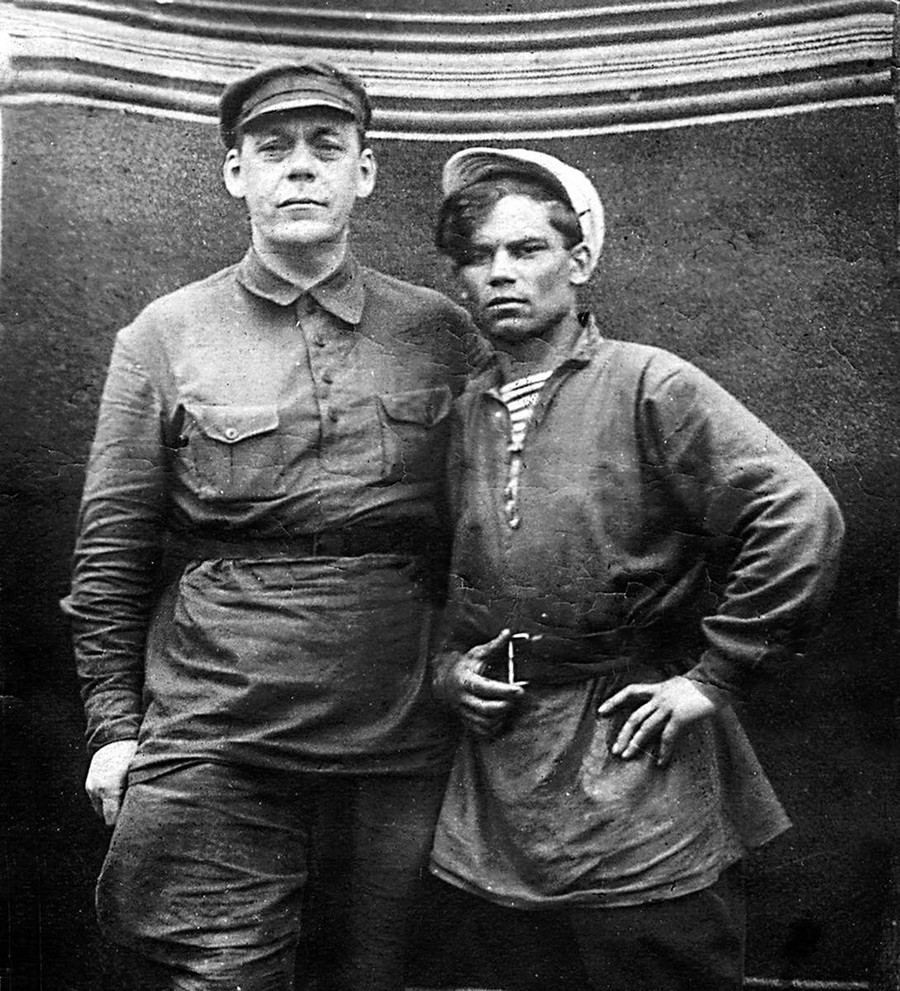 Komandan Merah Ivan Kashirin (kiri) dan anggota Komsomol Aleksey Pavlov, 1920-an.