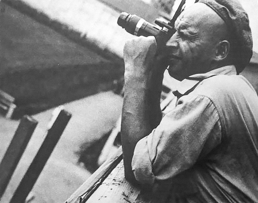 Fotografer ikonik Soviet Aleksandr Rodchenko di lokasi pembangunan Terusan Laut Putih, 1933.