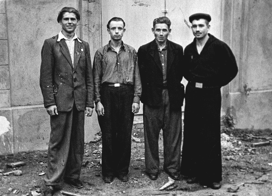 Para lelaki berpose, 1950-an.