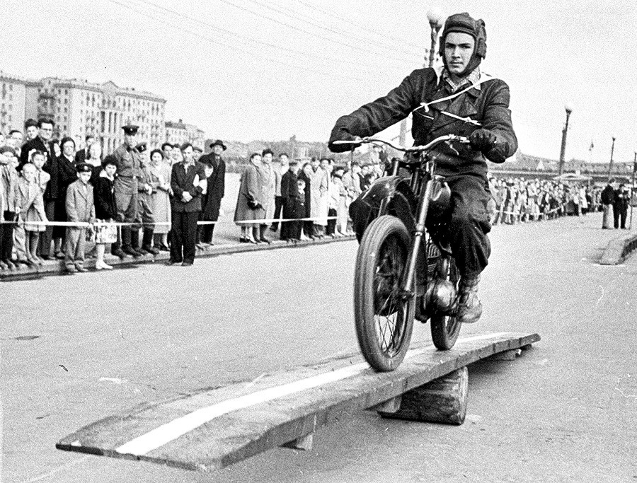 Kompetisi sepeda motor seluruh Soviet, 1951.
