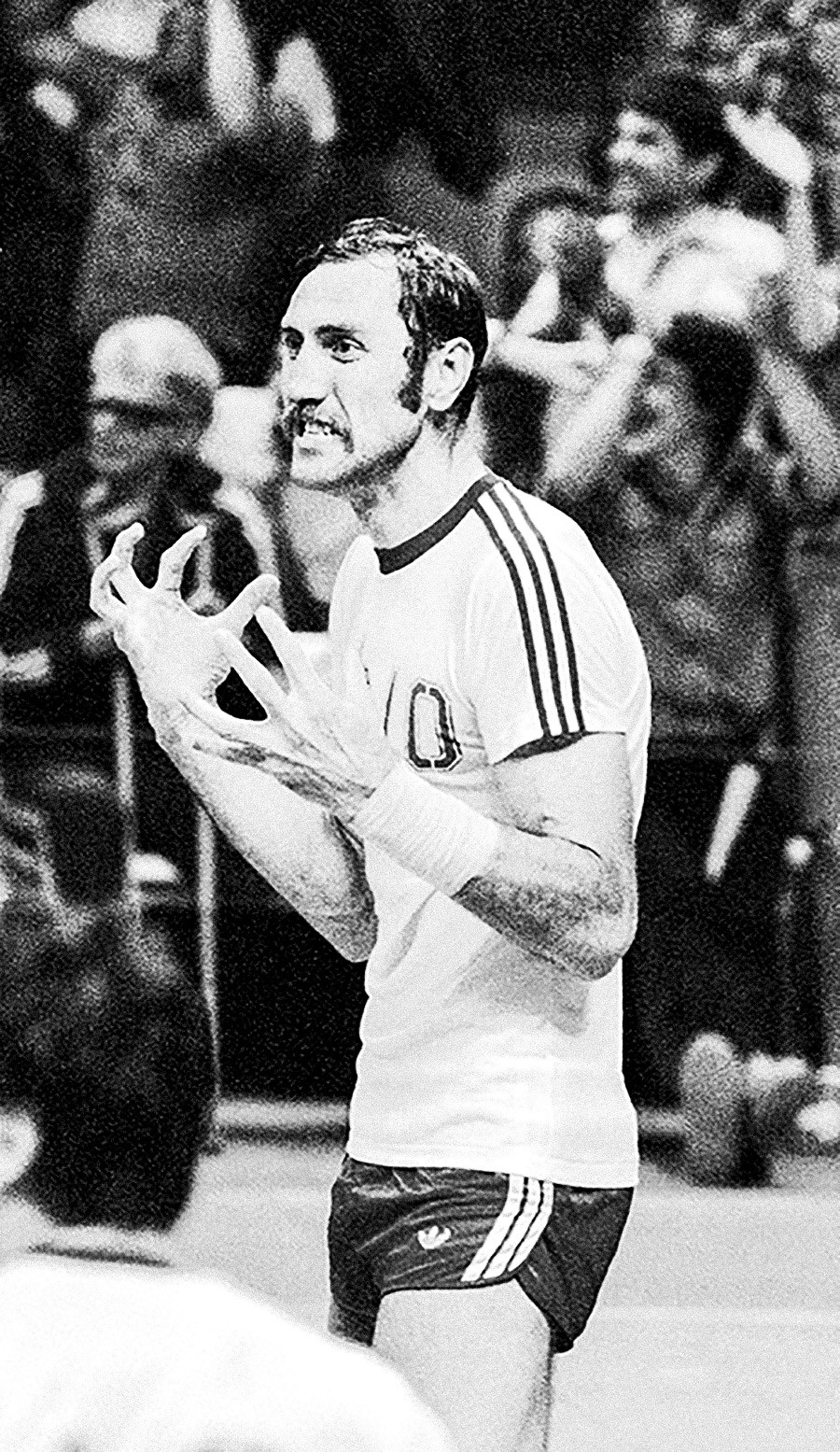 “Dikeluarkan di menit terakhir. Handball ”, 1980.