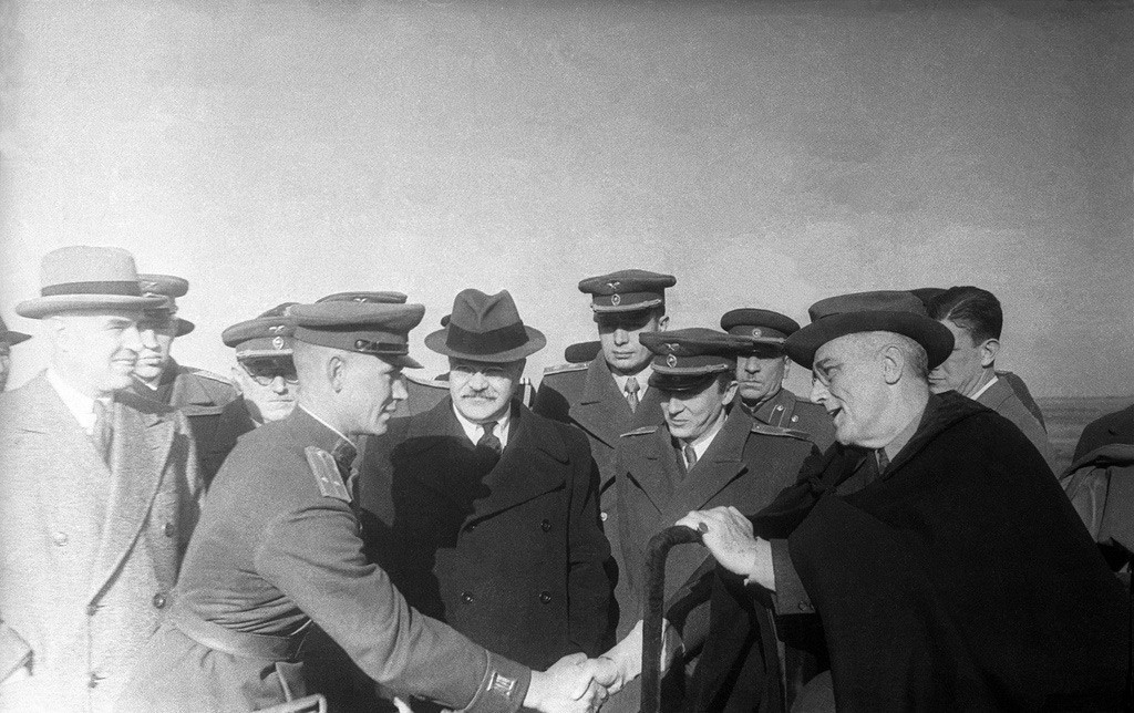 Oficial soviético acompanhado do presidente dos EUA Franklin Delano Roosevelt, 3 de fevereiro de 1945