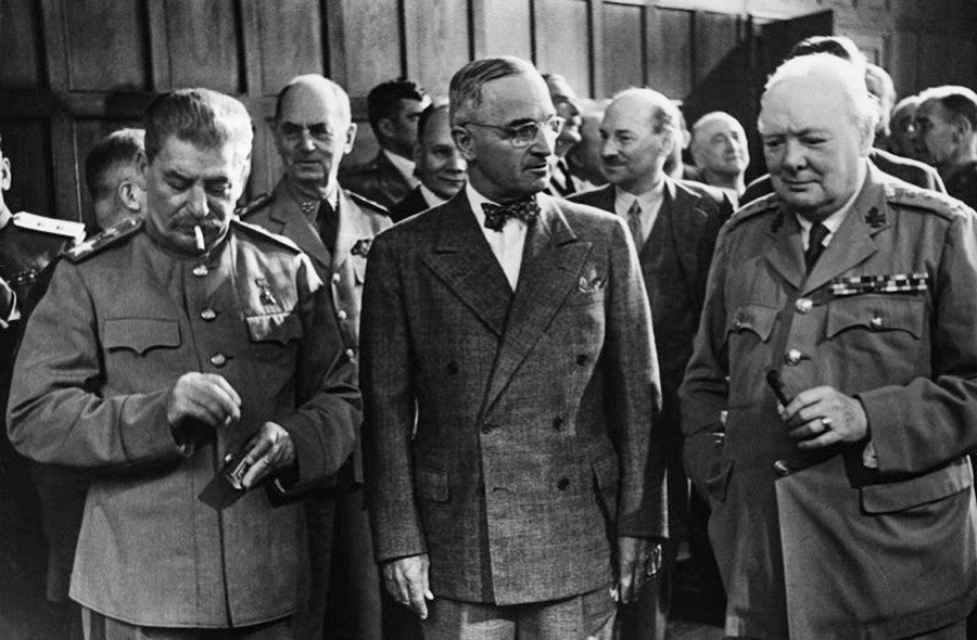 Conferência de Potsdam, da esquerda para a direita: Winston Churchill, Harry S. Truman e Ióssif Stálin, 17 de julho de 1945