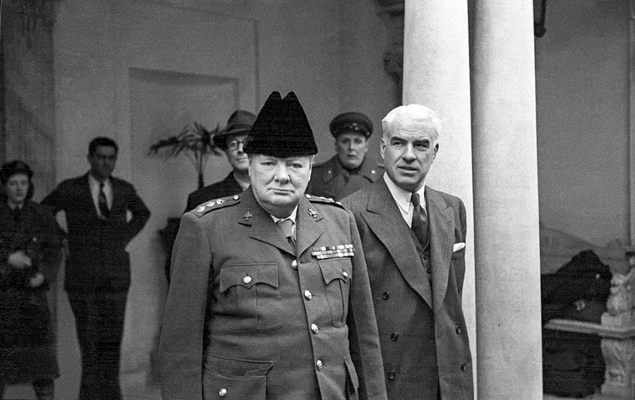 Primeiro-ministro britânico Winston Churchill e o secretário de Estado dos EUA Edward Stettinius, na Conferência de Ialta, fevereiro de 1945