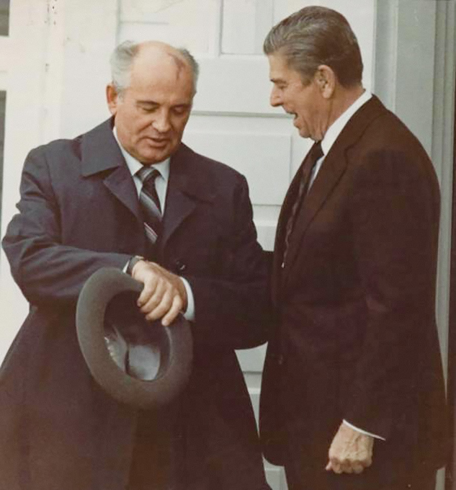 Sem tempo a perder. Presidente dos Estados Unidos, Ronald Reagan, e secretário-geral do Comitê Central do PCUS, Mikhail Gorbatchov, na Cúpula de Reykjavík, outubro de 1986
