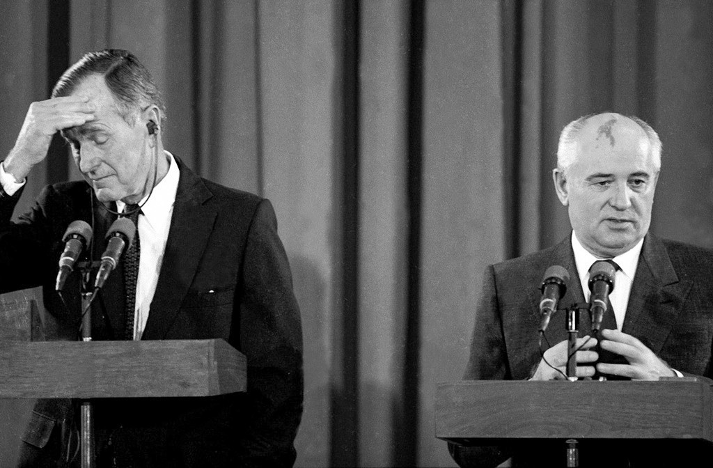 Presidente dos EUA George H.W. Bush e seu homólogo soviético, Mikhail Gorbatchov, na Conferência de Paz de Madri, 1991
