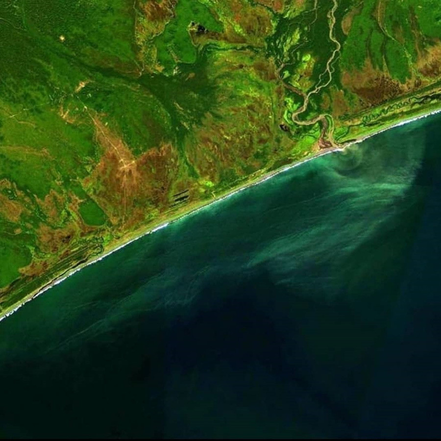 Greenpeace memposting gambar satelit dari Sungai Khalaktyrka yang mengalir ke laut.