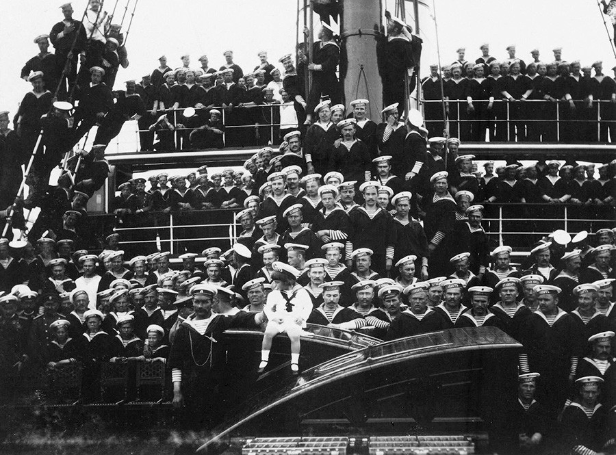 Снимка на царевич Алексей Николаевич с моряци на императорската яхта 