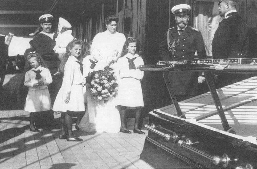 Императорското семейство на палубата на яхта 