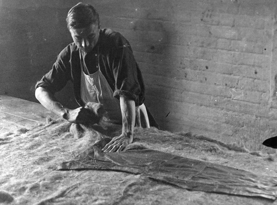 Un autre artisanat populaire était la fabrication de valenki, des bottes en feutre qui étaient des plus prisées lors des gelées russes. Sur la photo – la première étape, la préparation du feutre. 1930.

