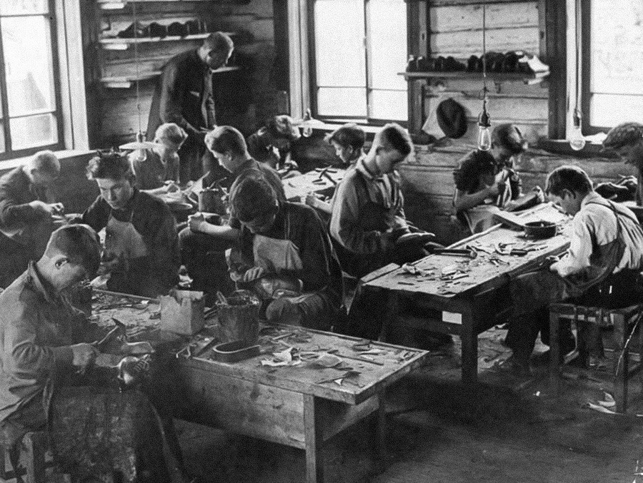 Les plus privilégiés disposaient d’assistants. Trouver un emploi chez un artisan était une chance pour les enfants de familles pauvres, qui s’accrochaient alors du mieux qu’ils pouvaient à ce travail. 1930.

