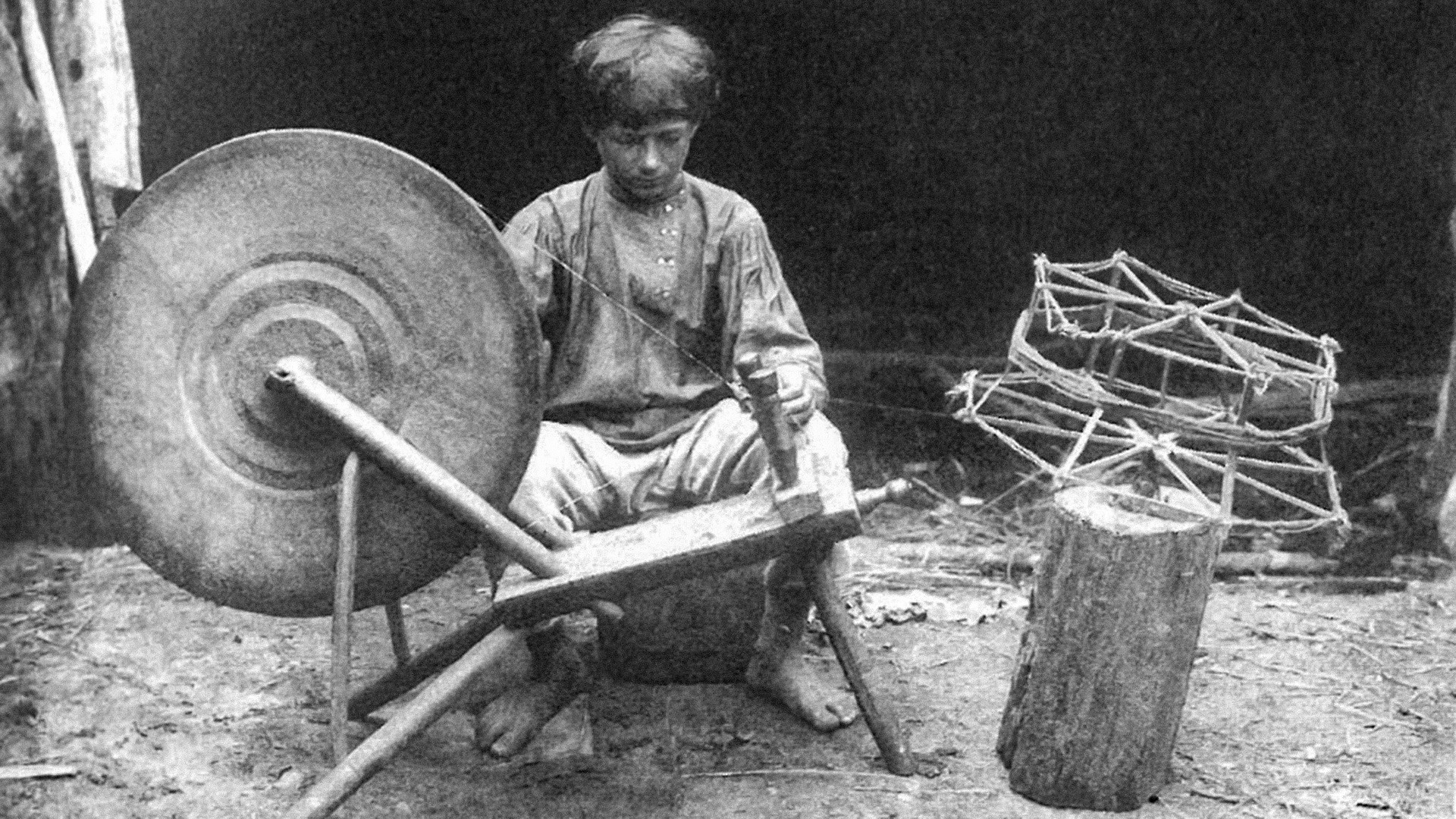 Un garçon enroule des fils pour la fabrication de bandes de calicot. Gouvernorat de Riazan, village de Alekseïev, 1913.