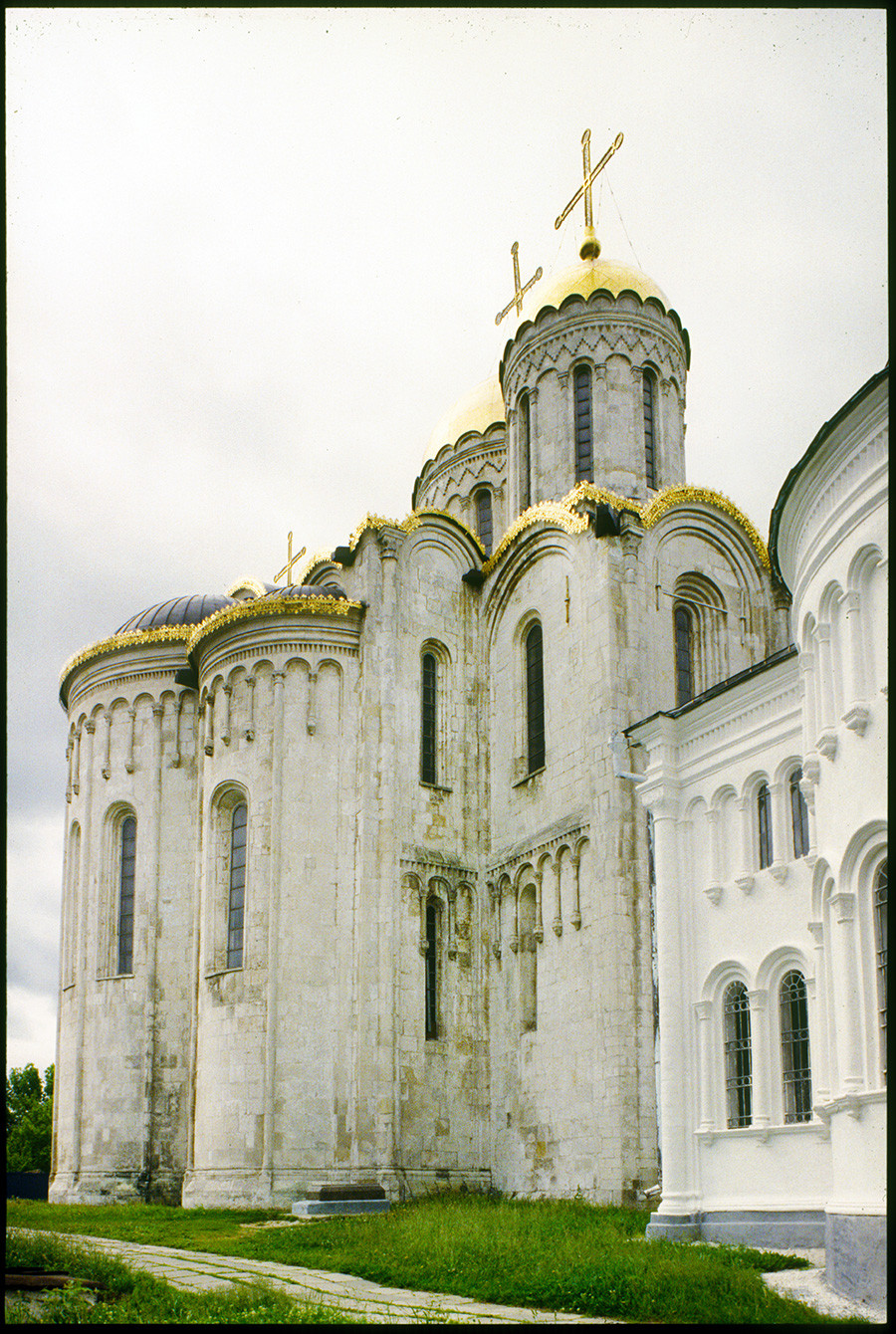 Dormition Cathedral, apse, northeast view. Right: East wall of Church of St. George. June 19, 1994