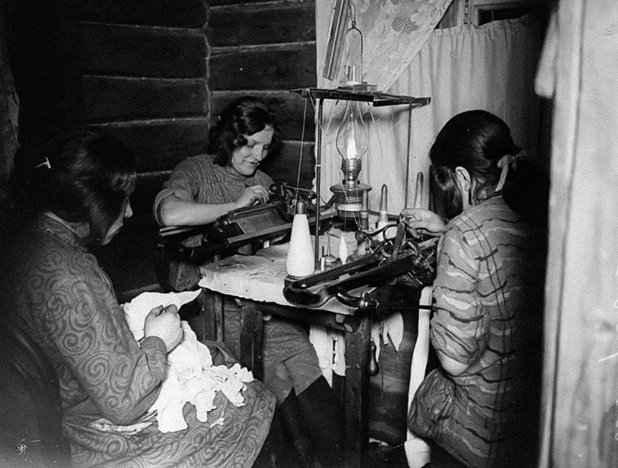 Zvenigorodske ženske na pletilnih strojih, 1918.
