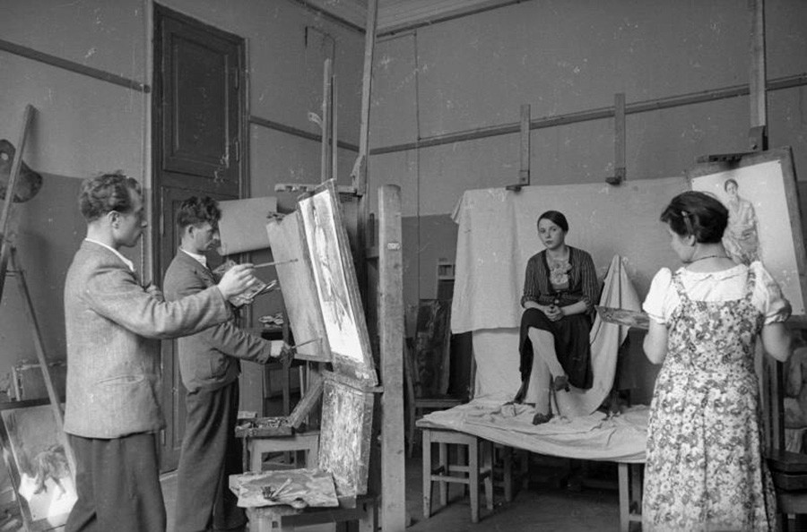 Étudiants dans un atelier d'art en 1935-1940