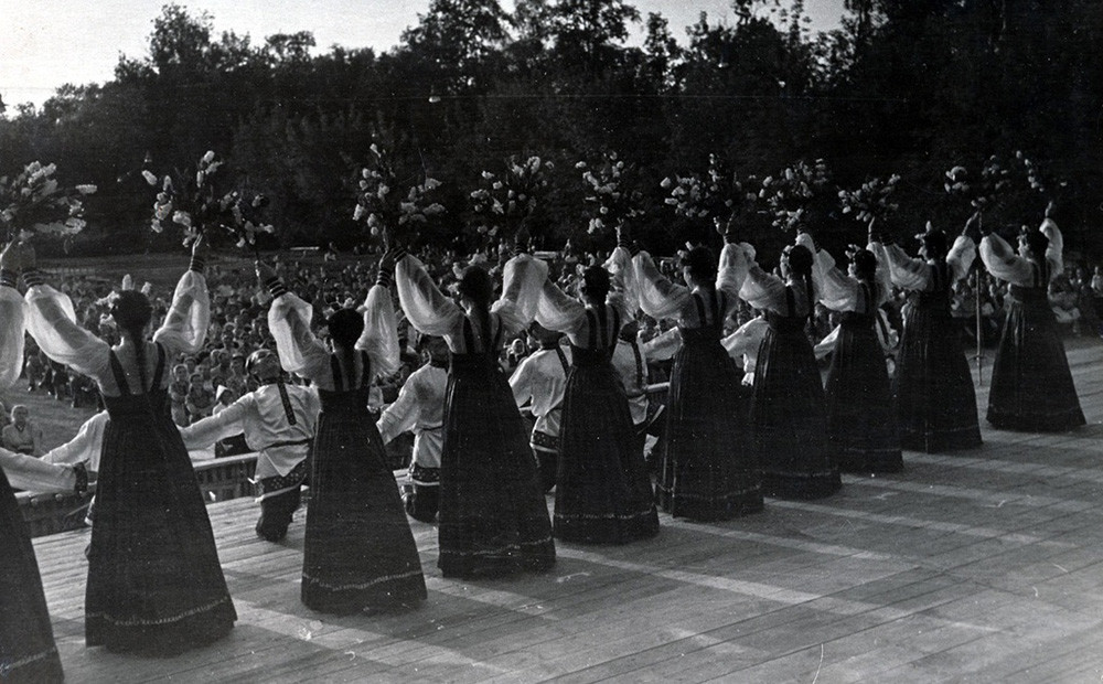 Étudiants se produisant sur scène à Moscou, en 1955