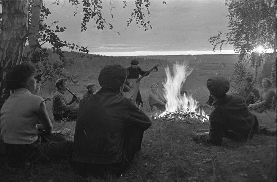 Étudiants jouant de la musique près d'un feu de camp. Altaï, 1957-1963
