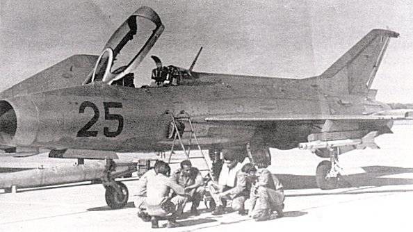 Caça MiG-21F-13 da Força Aérea Cubana com mísseis K-13